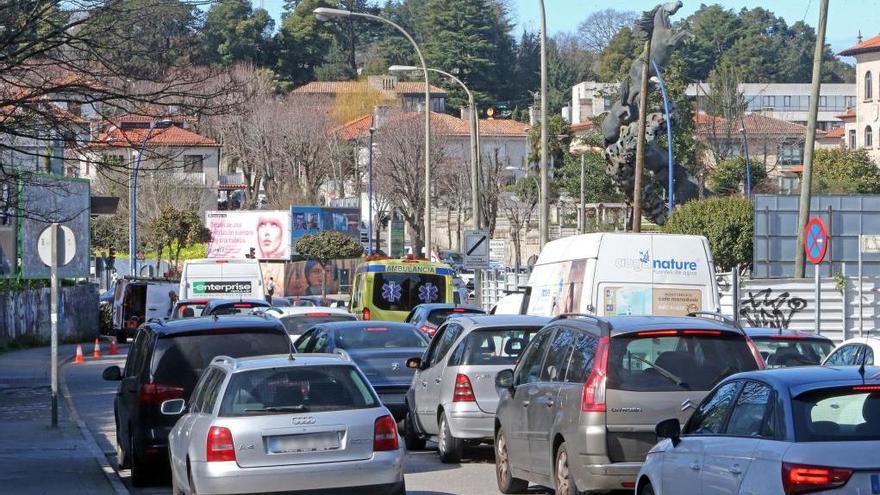 Vehículos pasando el mes pasado por la calle Puerto Rico de Vigo. // Marta G. Brea