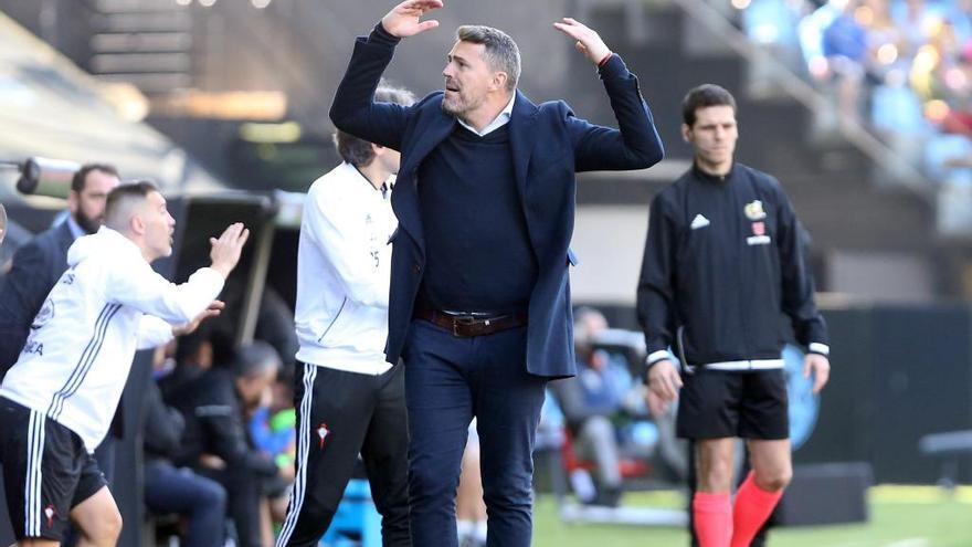 El entrenador saballedense animando a la grada en el encuentro ante el Leganés. // Marta G. Brea