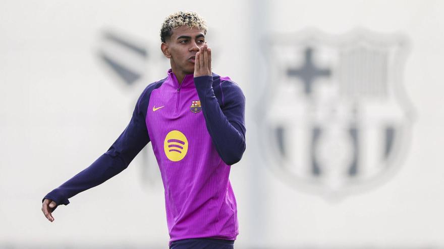 Lamine Yamal saluda a la grada antes de comenzar el entrenamiento del sábado.