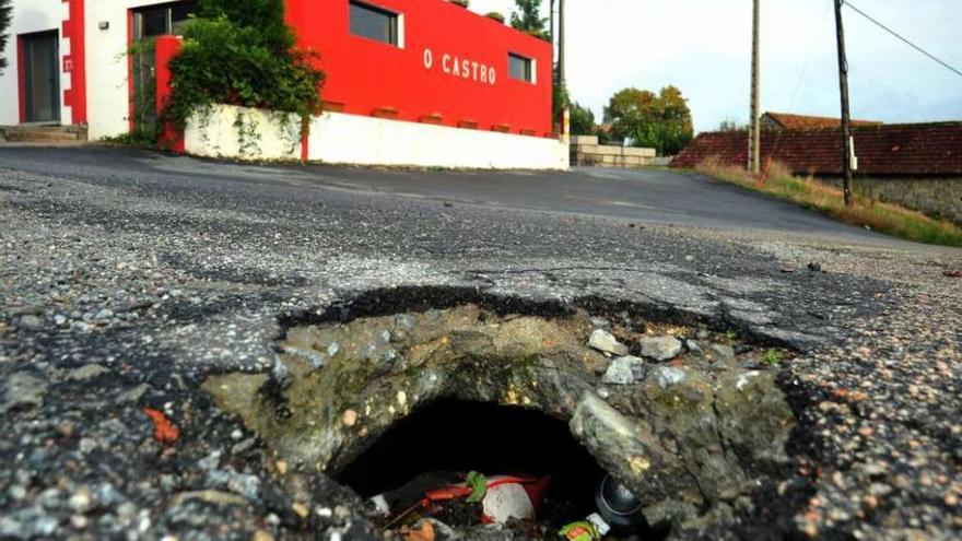 La carretera de Vilanova a Baión presenta un número importante de deficiencias en el firme. // Iñaki Abella