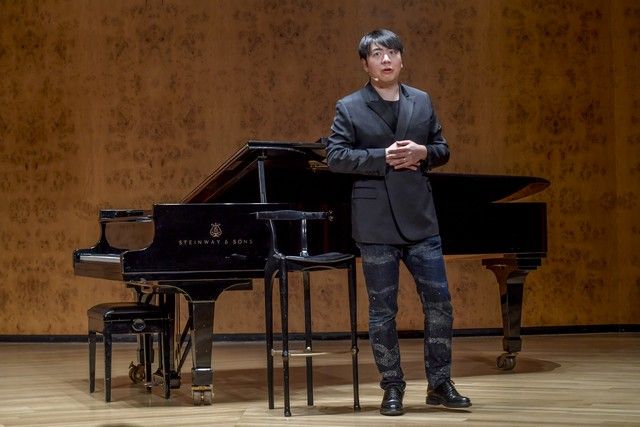 El pianista Lang Lang mantiene un encuentro con estudiantes de música en Gran Canaria