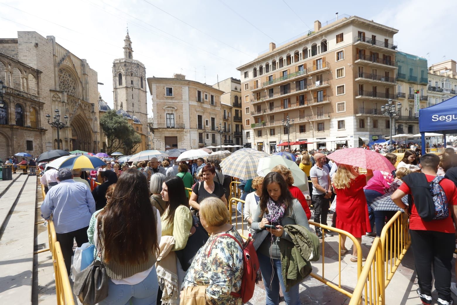 Comienza el Besamanos a la virgen pese al mal tiempo