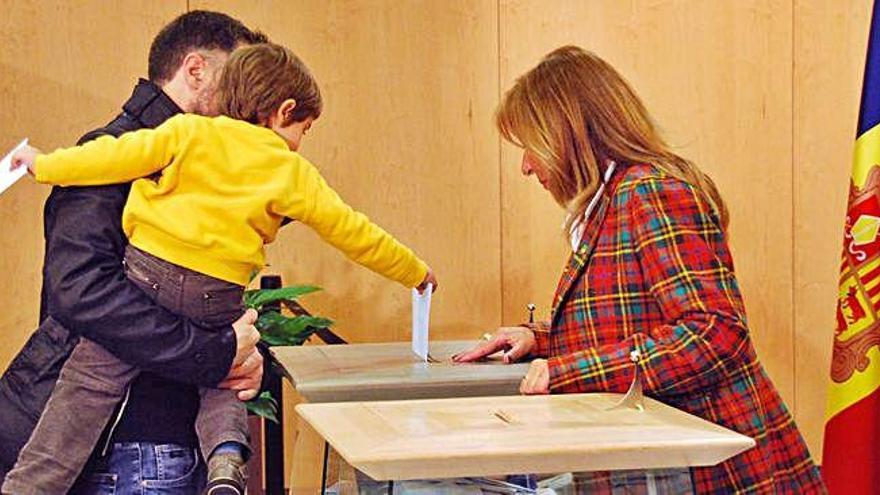 Ciutadans d&#039;Andorra votant a les urnes durant la jornada electoral