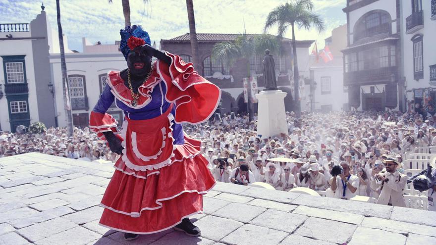 Los Indianos tiñen de blanco La Palma en el mejor lunes de carnaval de Canarias