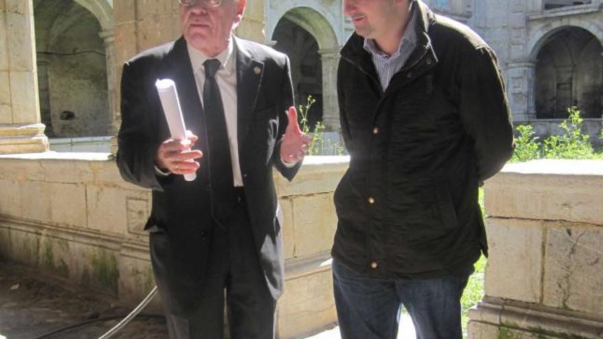 Vallaure e Hidalgo, ayer, en el claustro del monasterio de Cornellana.