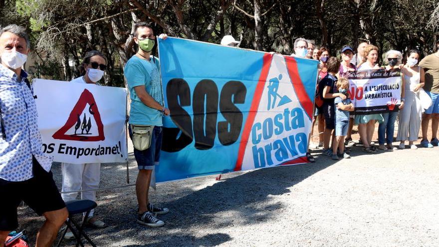 Imatge d&#039;una protesta de SOS Costa Brava aquest estiu.
