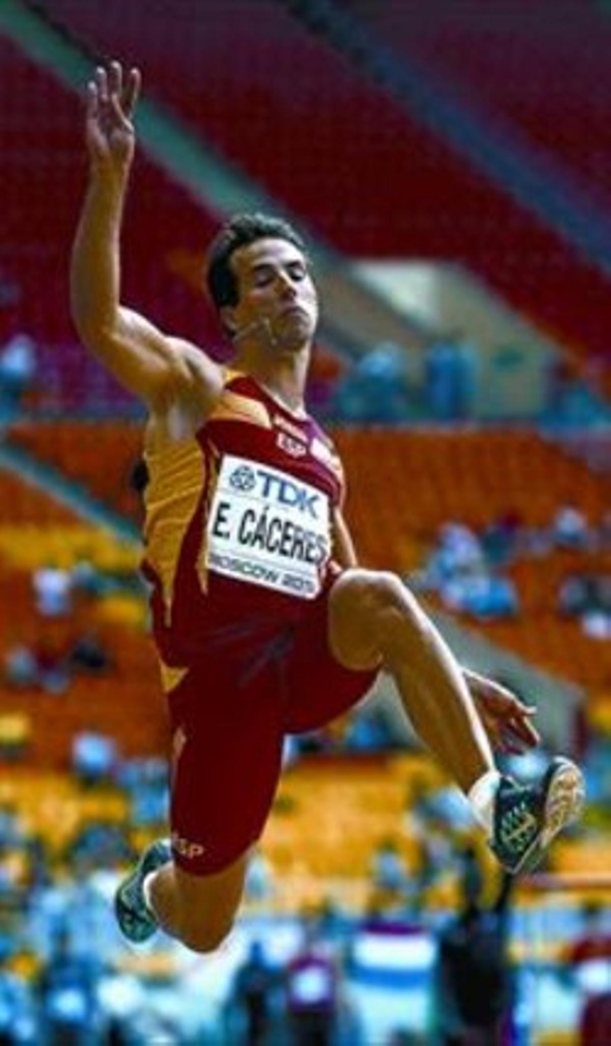 Eusebio Cáceres, en el seu únic salt d’ahir, en què va fer 8,25 metres. Eusebio Cáceres, en el seu únic salt d’ahir, en què va fer 8,25 metres.
