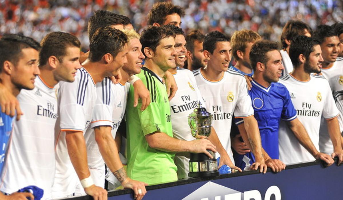 Els jugadors del Madrid, amb el trofeu de la International Champions Cup, a Miami. Els jugadors del Madrid, amb el trofeu de la International Champions Cup, a Miami.