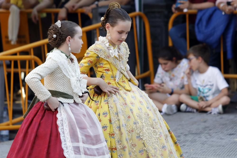 Dansà infantil en la plaza de la Virgen