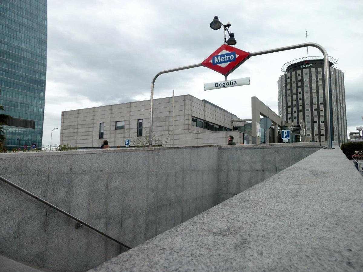 Boca de Metro de la estación de Begoña, perteneciente a la Línea 10 del suburbano madrileño.
