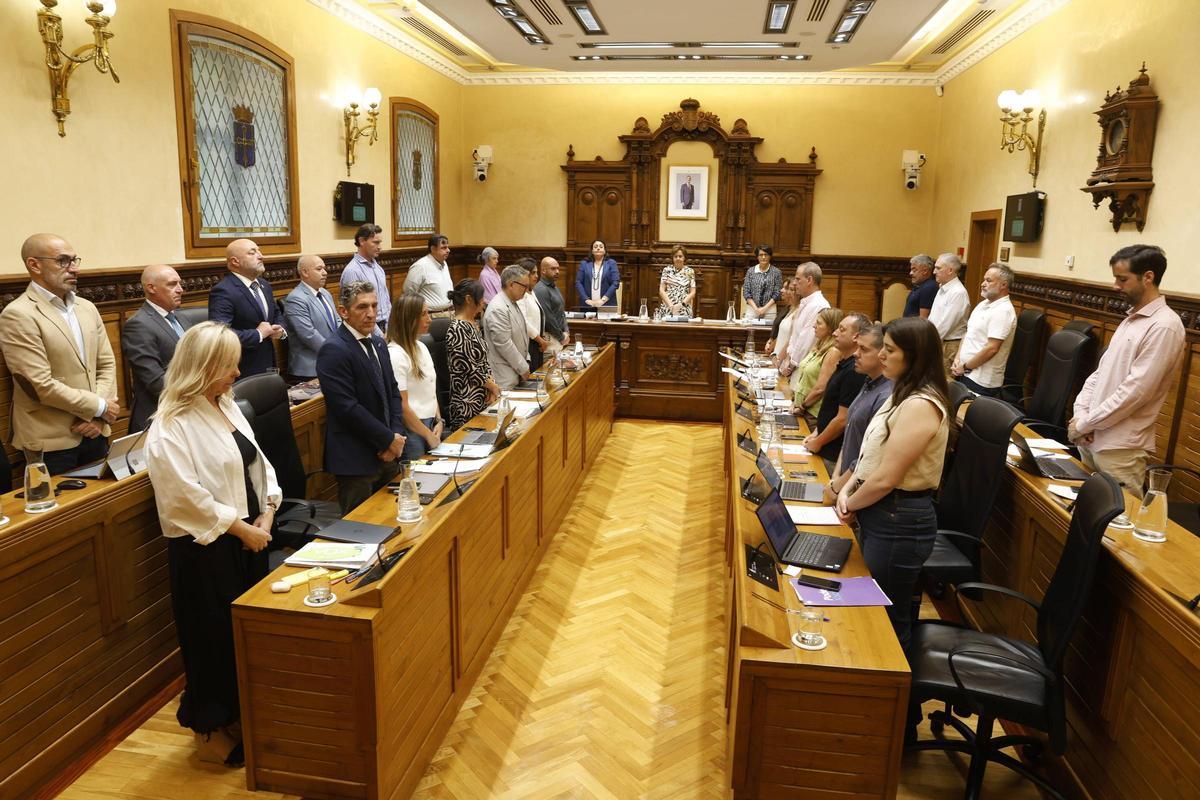 Los ediles, en pie, en el minuto de silencio.