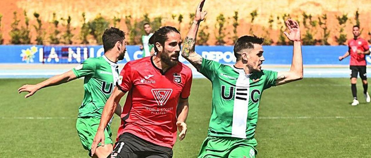 El delantero de La Nucía Mariano pugna con un defensa rival ayer. | CFLN