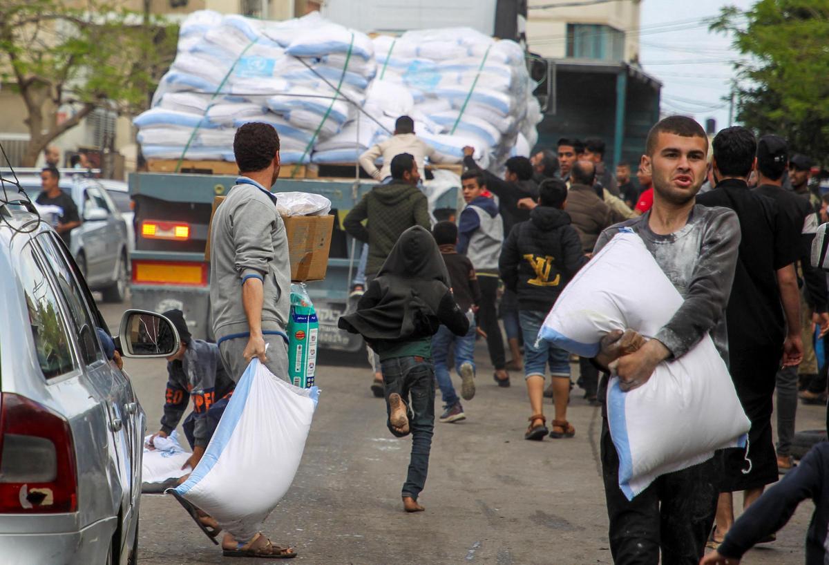 Ciudadanos palestinos abandonan Rafah ante el anuncio israelí de una posible invasión