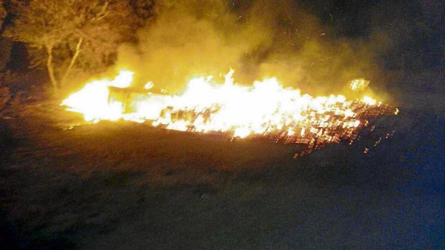 El fuego arrasa las oficinas del Forestal Park de La Porciúncula