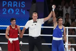 La boxeadora argelina Imane Khelif supera a la tailandesa Janjaem Suwannapheng y peleará por el oro