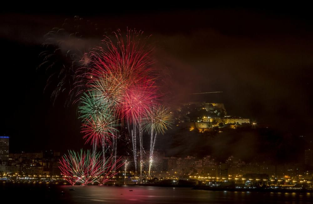 El concurso de fuegos artificiales desde la playa del Cocó llegó anoche a su ecuador con el disparo de la pirotecnia Ferrández, de Redován