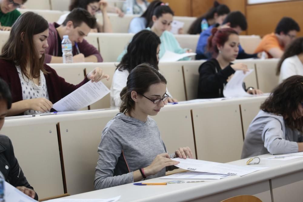 "Nervios en la jubilación de selectividad". // A. Irago