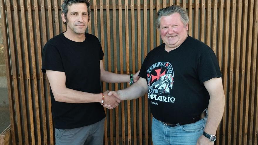 Iván Alfonso Acedo (PSOE) y Luis Ángel Ferreras Gutiérrez estrechándose la mano en Santibáñez de Vidriales.