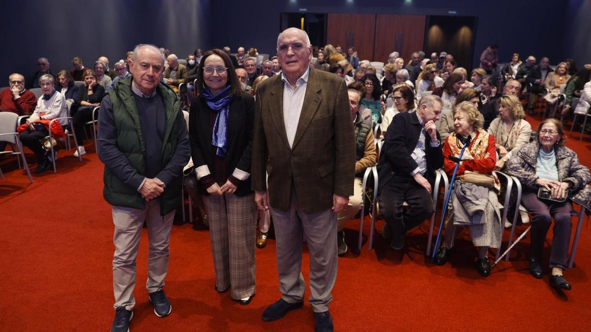 Por la izquierda, Manuel Lafuente, Carmen Benavides y José Antonio Alonso, ayer, en el Club LA NUEVA ESPAÑA. | LUISMA MURIAS