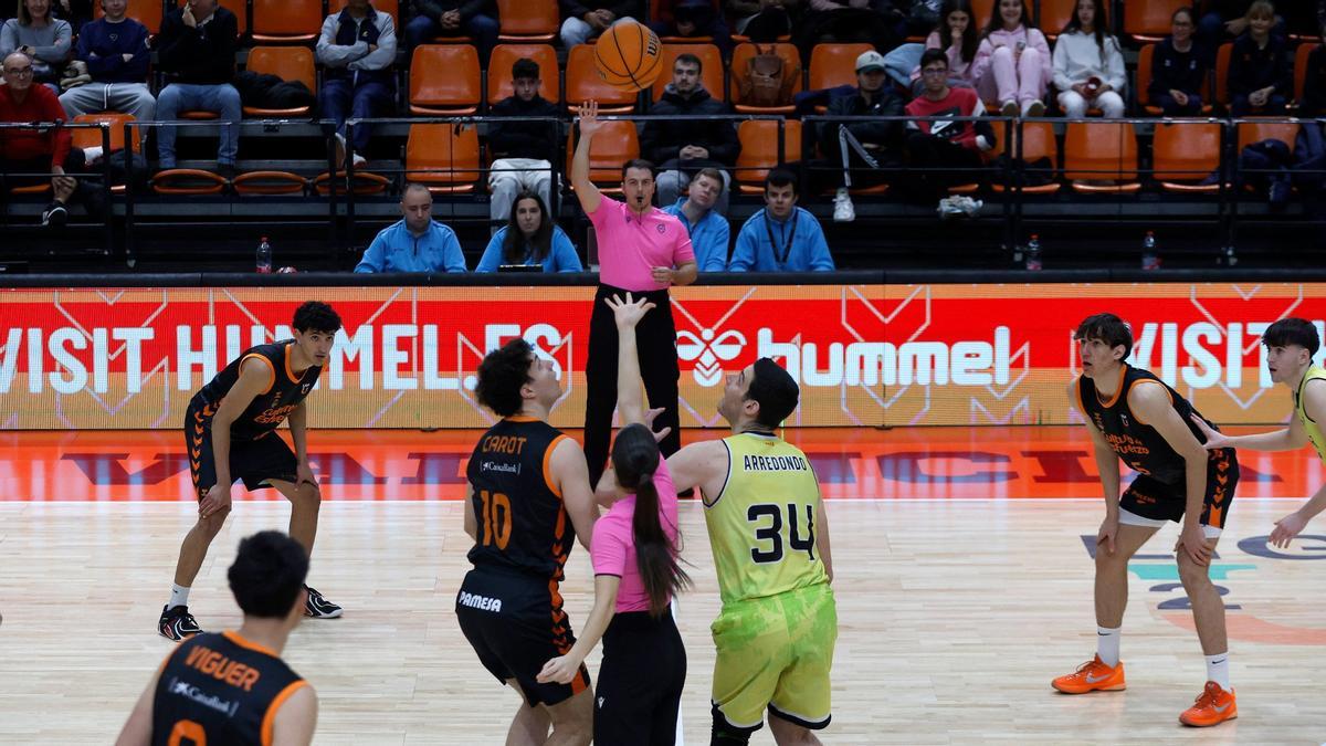 Carot pugna por hacerse con el saque inicial