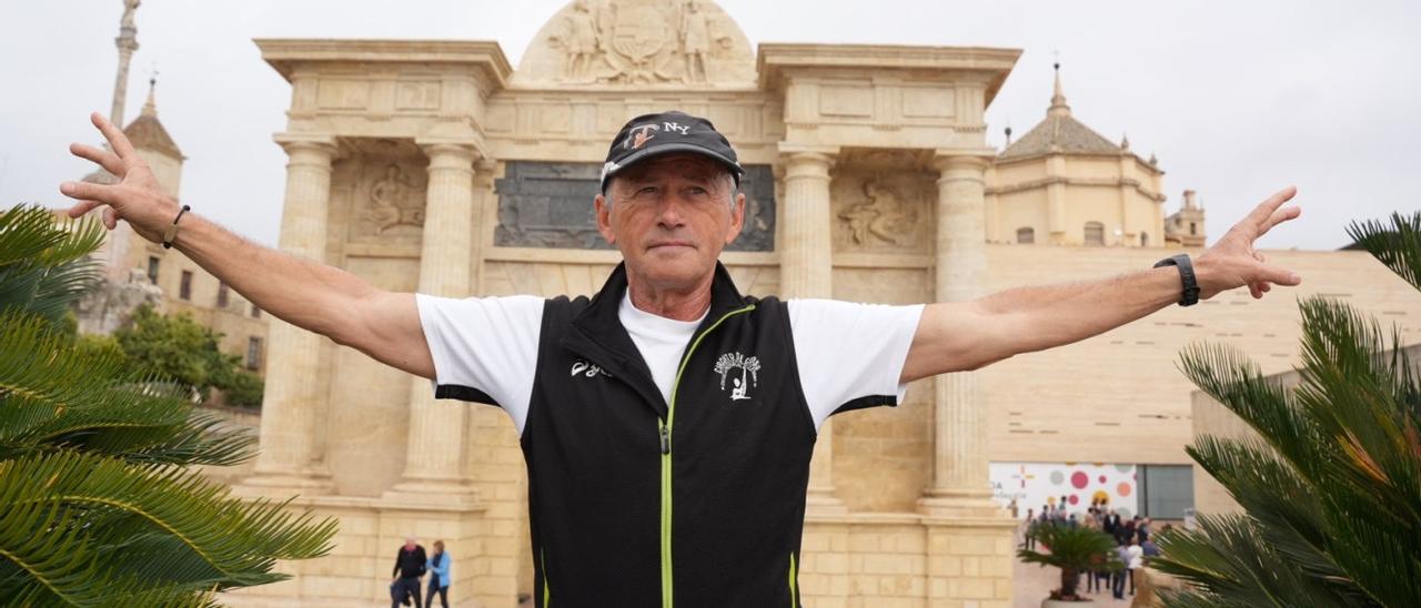 Miguel Ríos, en el Puente Romano y junto a la Puerta del Puente, donde se sitúa la meta de la Media Maratón de Córdoba..