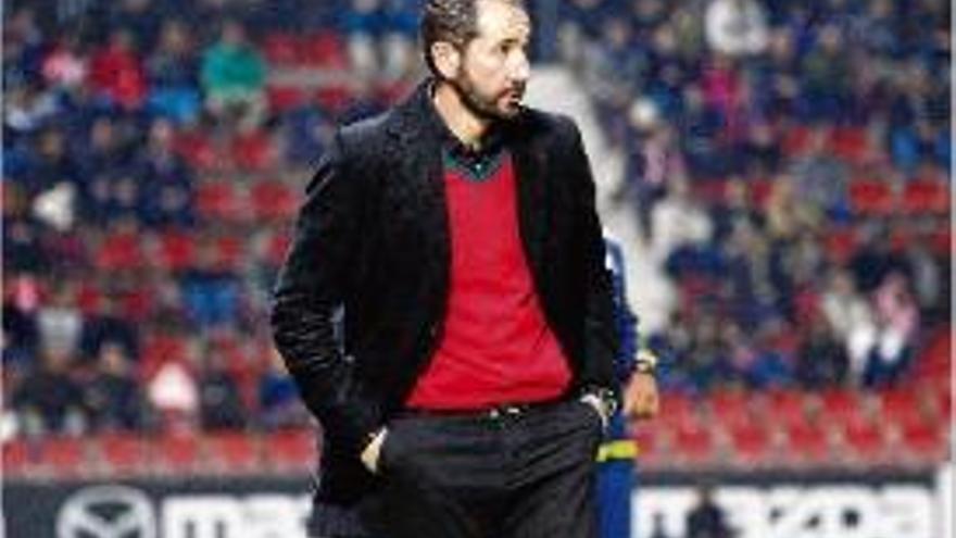 Pablo Machín veu com l&#039;equip no s&#039;acaba d&#039;enlairar a la taula.