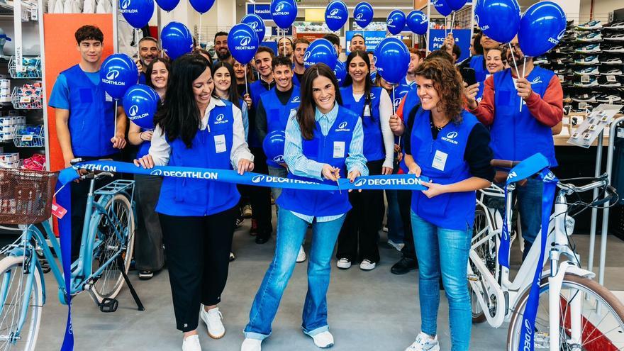 Irene Almira, directora de la nueva tienda, corta la cinta acompañada de su equipo.