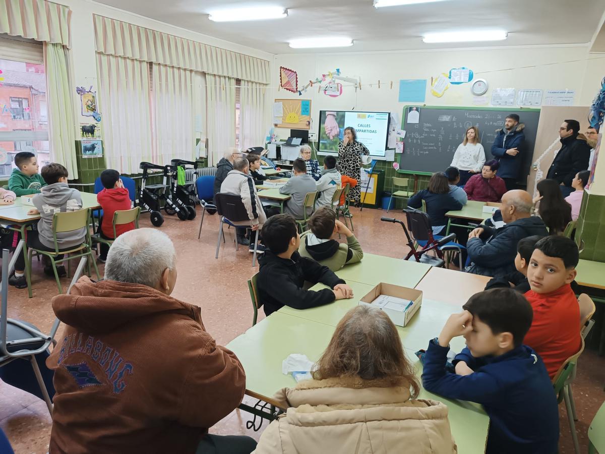 Partcipantes en un aula del CEIP Las Eras