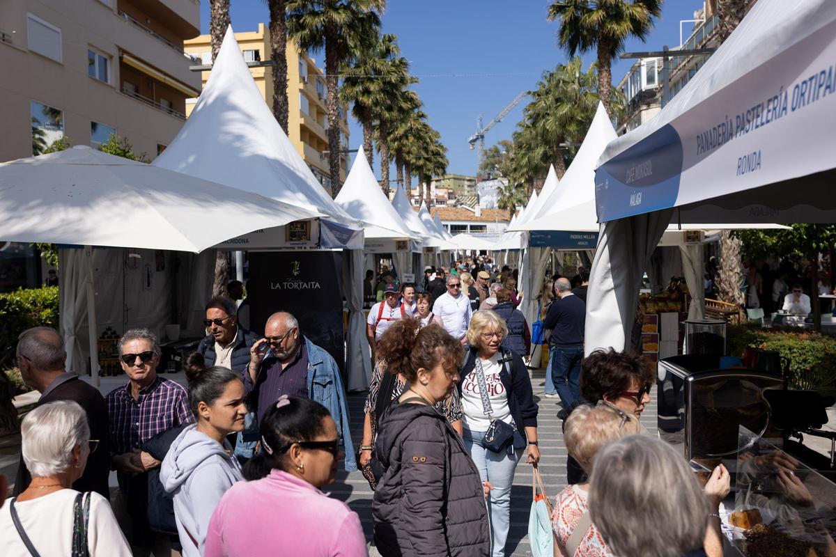 Varios puestos del mercado gastronómico