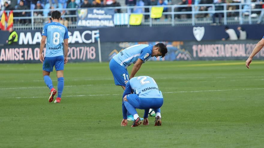 Chory Castro y Samu García, derrotados tras un partido del Málaga CF esta temporada.
