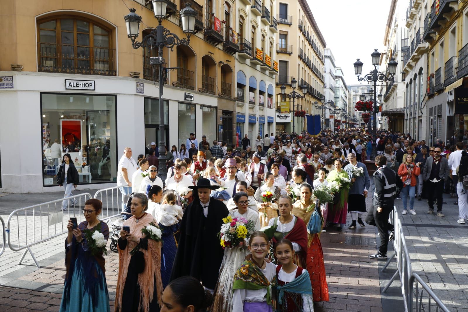 En imágenes | Zaragoza vive su día grande con la Ofrenda de Flores a la Virgen del Pilar
