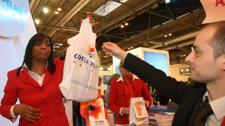 Promoción. Una azafata entrega material promocional en el ´stand´ de la Costa del Sol.