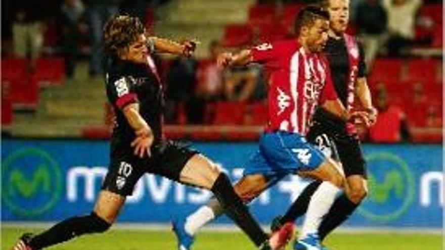 Felipe marxa entre Dubarbier i Morcillo en el Girona-Almeria.