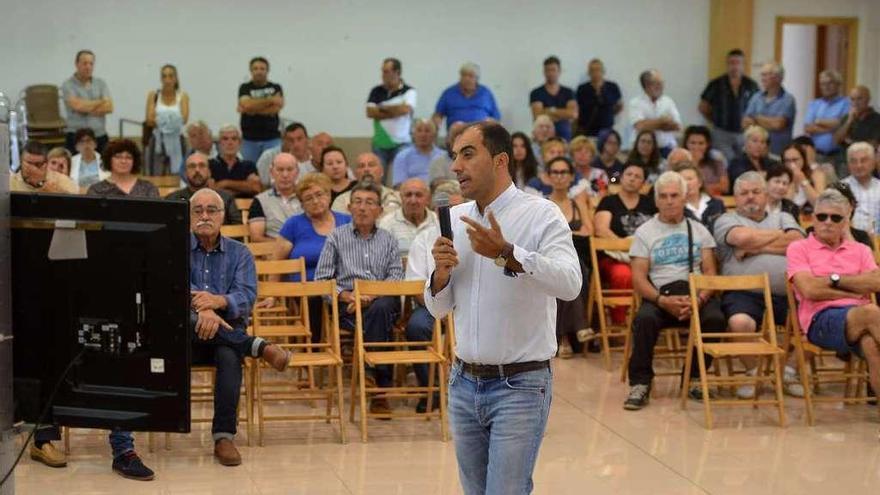 Ángel Moldes interviene en la asamblea de ayer. // G. Santos