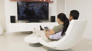 Una pareja ve la televisión en ’streaming’.