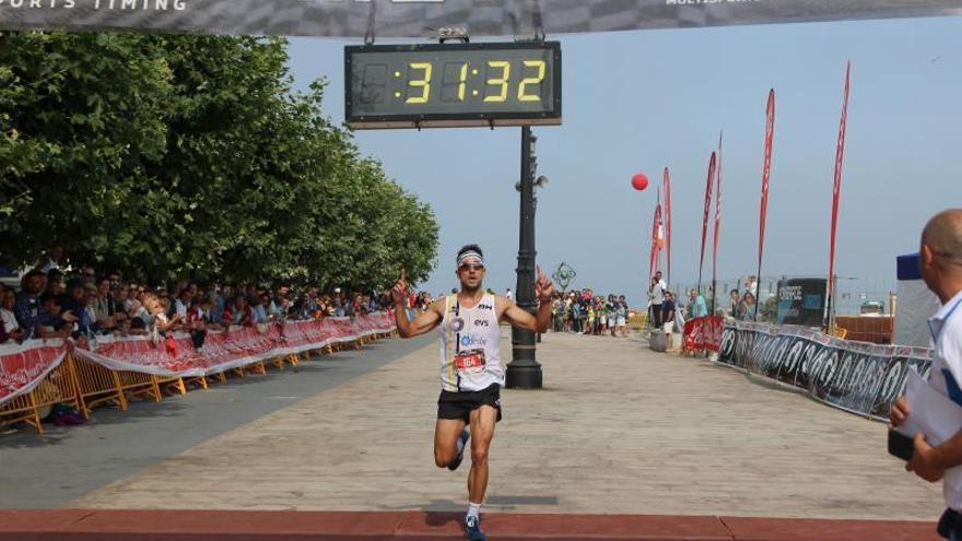 Uxío Abuín, durante una carrera popular en Baiona. // FdV