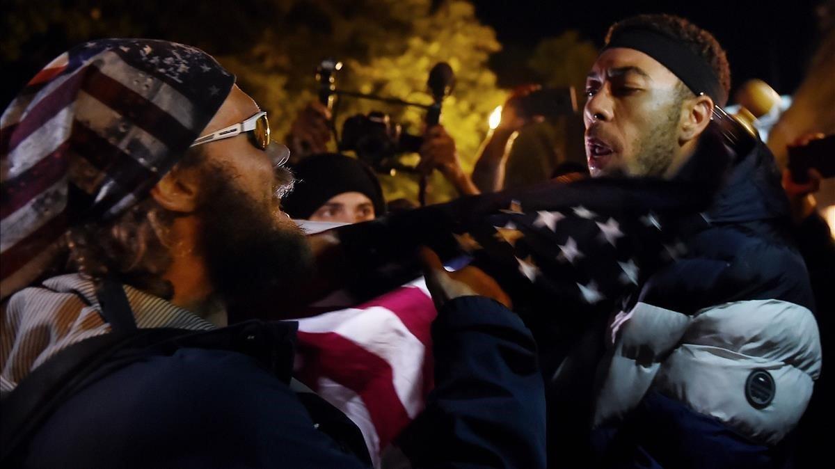 Un partidario de Trump se enfrenta a un manifestante en la plaza Black Lives Matter frente a la Casa Blanca.