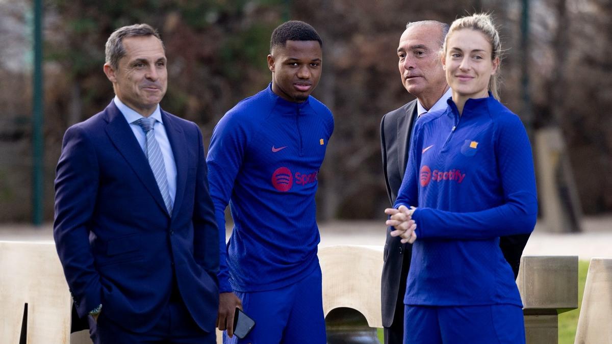 Ansu Fati y Alexia Putellas, con Sergi Barjuan y Rafa Yuste, en la presentación de la décima edición del Barça Academy World Cup.