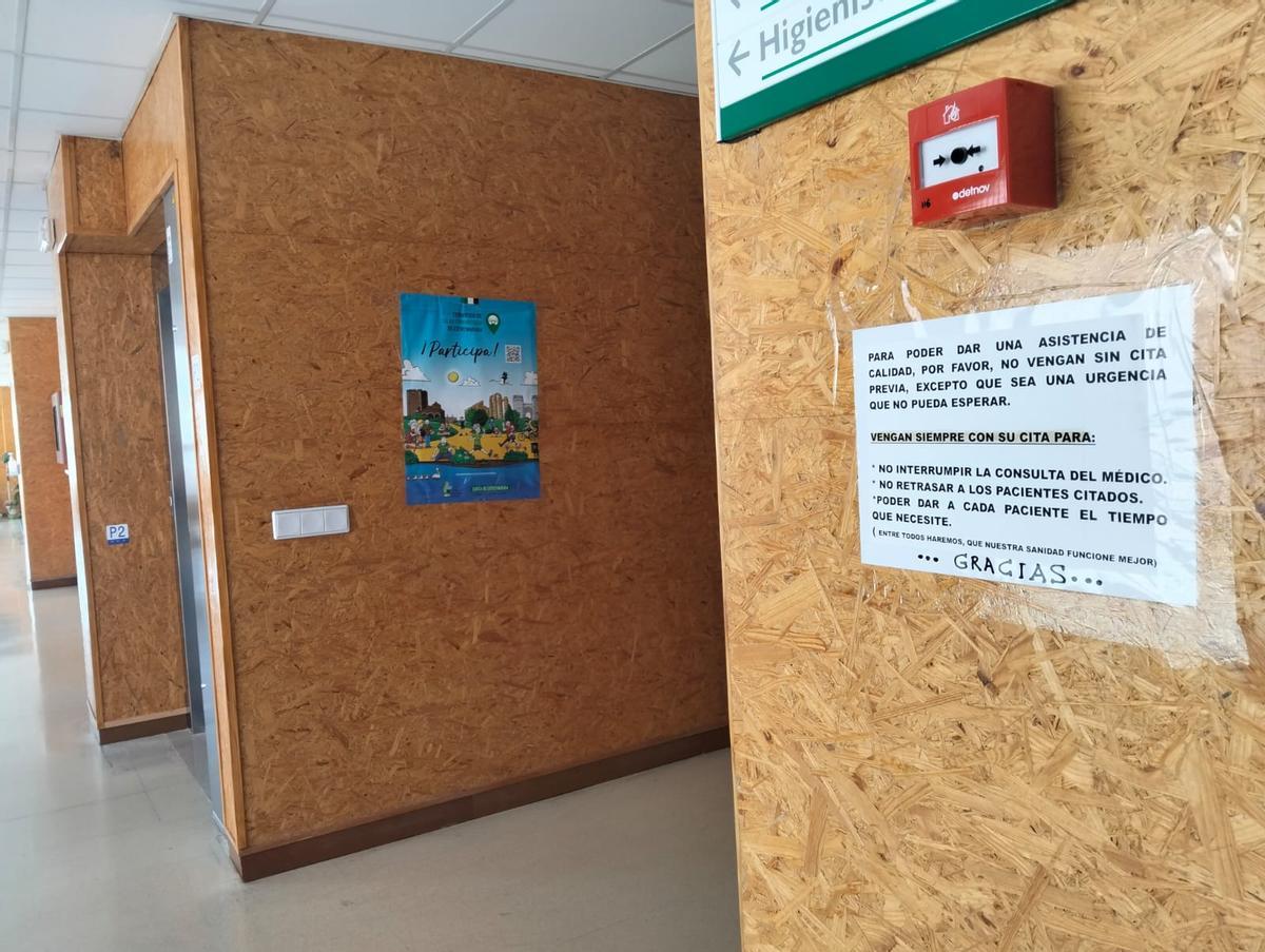 Cartel en el centro de salud de La Data de Plasencia.