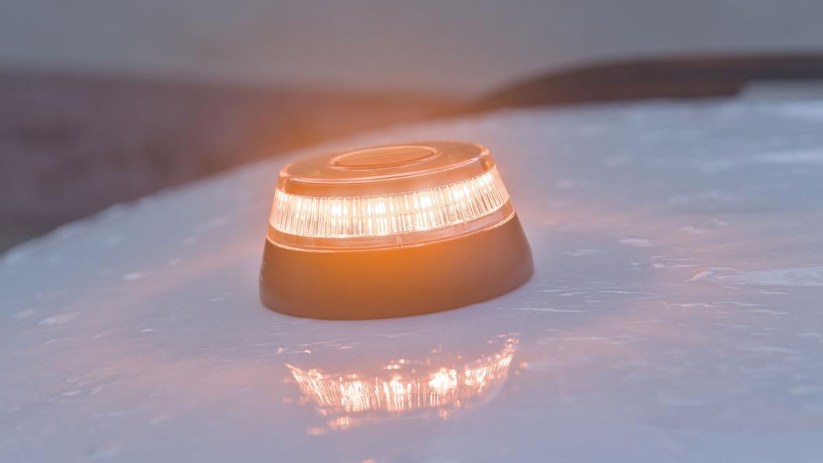 Atención motoristas: la DGT especifica cómo tiene que llevar las motos la nueva luz V-16, con precios de 40 a 100 euros