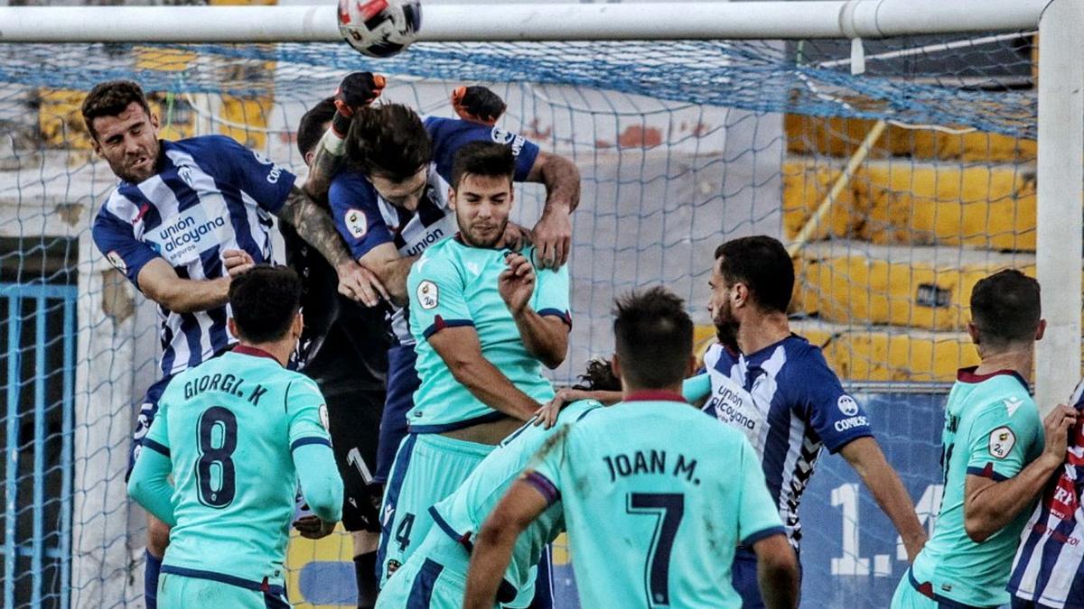 Una jugada de peligro del Alcoyano que desbarata con los puños el guardameta del Atlético Levante. | JUANI RUZ