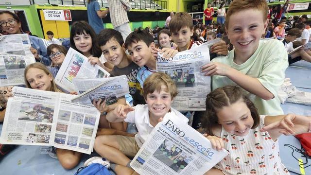 Alumnado co seu periódico no pavillón de Navia. | MARTA G. BREA