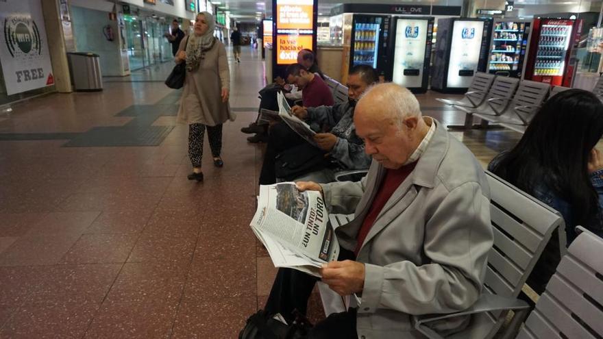 Un lector lee en Chamartín la publicación zamorana.