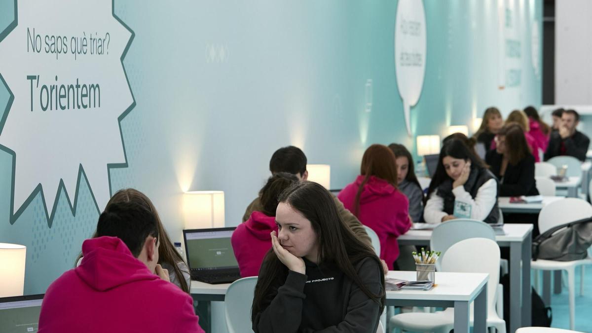 Un orientador profesional atiende a una joven en el Saló de l'Ensenyament de la edición pasada.