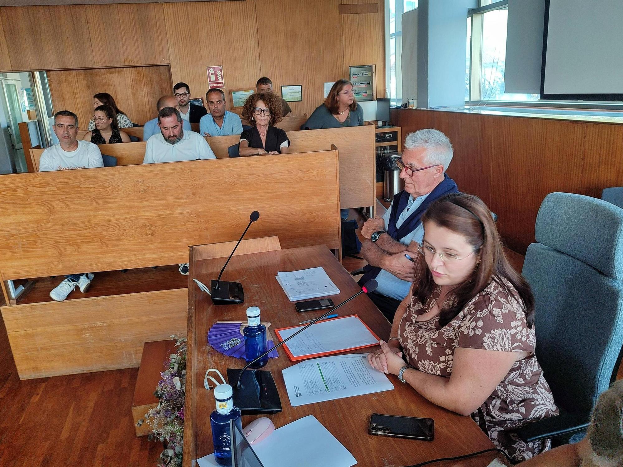 Multidudinaria protesta contra la subida de la basura en Cangas