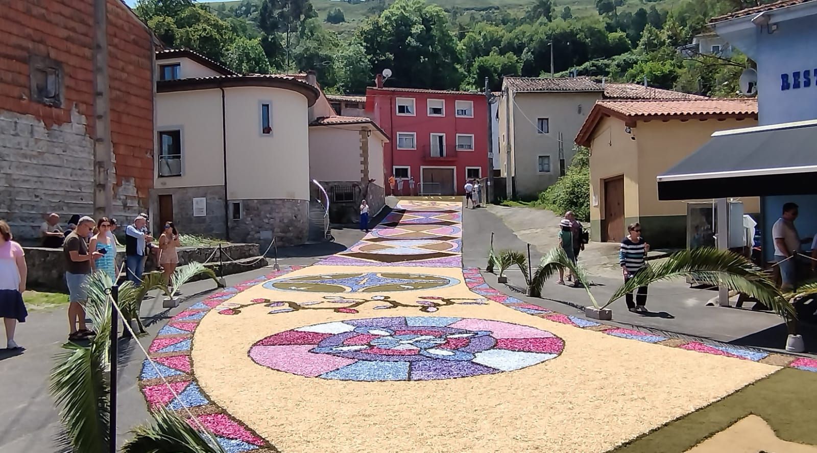 Así luce Cué durante sus fiestas de La Sacramental, en Llanes