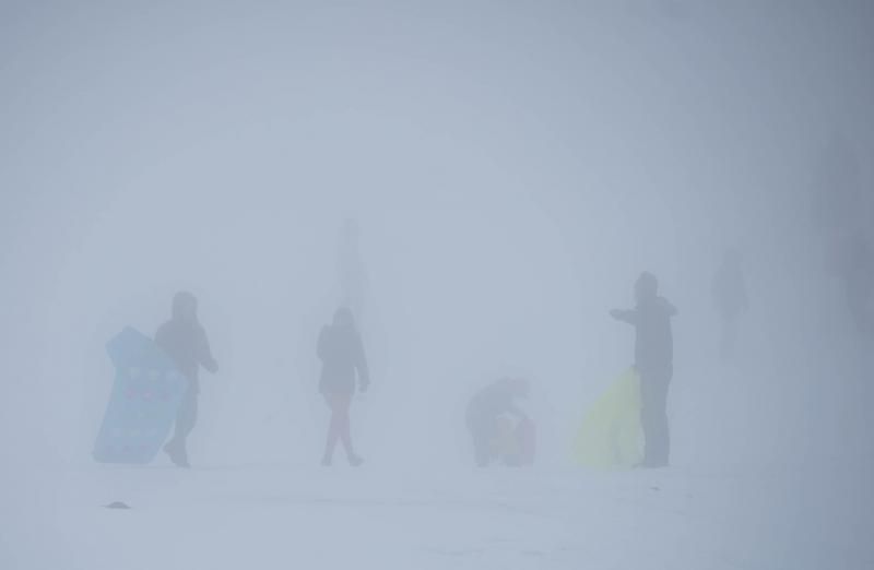 Los tinerfeños disfrutan de la nieve en el Teide