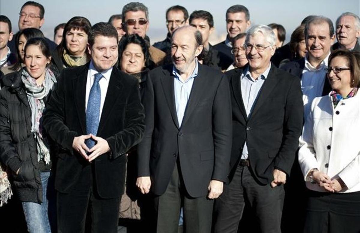 Rubalcaba, a l’esquerra de Barreda, el febrer passat, a Toledo. EFE / ISMAEL HERRERO Rubalcaba, a l’esquerra de Barreda, el febrer passat, a Toledo. EFE / ISMAEL HERRERO