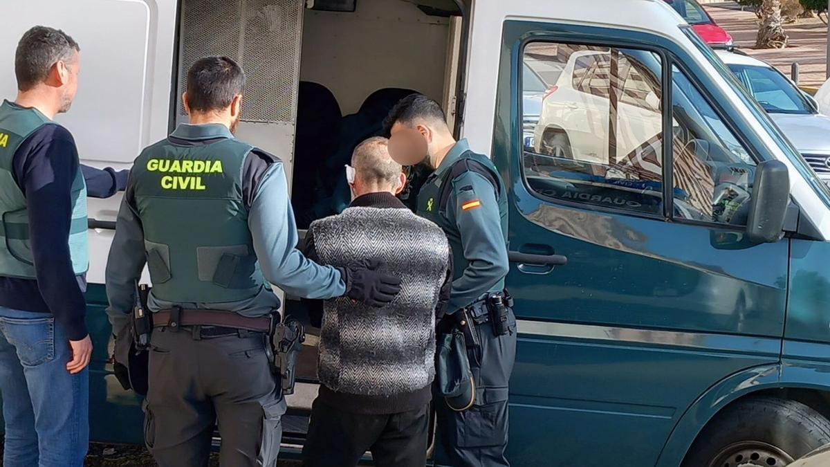 Un momento del arresto del sospechoso de los robos en Mazarrón.