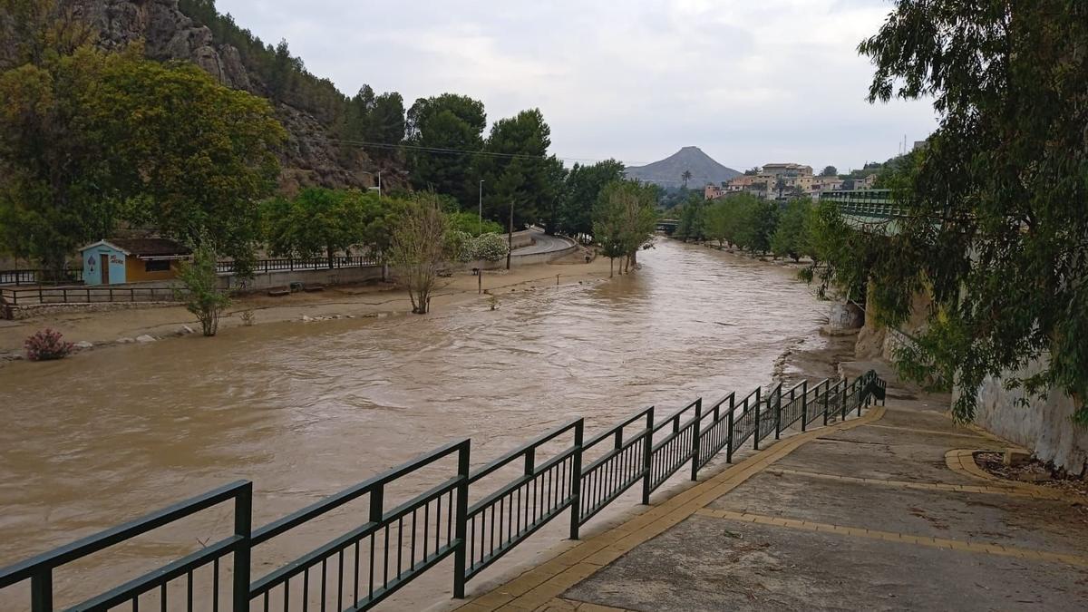 Crecida del río Segura a su paso por Calasparra tras el temporal.